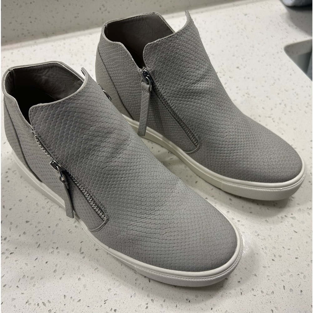 Comfortable casual zipper shoes